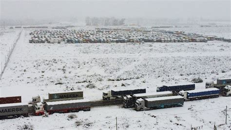 Fotos De Los 2800 Camiones Varados En Mendoza Por El Temporal De Nieve Esperan Para Cruzar A