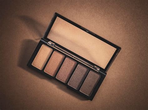 Una paleta de sombras de ojos nude en marrón Foto Premium
