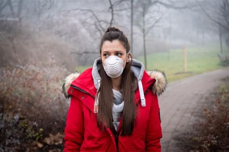 Premium Photo Woman Wearing Pollution Mask While Standing On Footpath