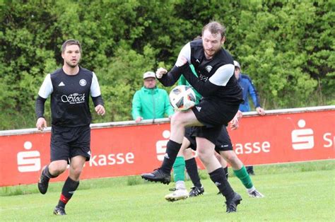 Fu Ball Kreisliga S D Lorenzreuth Verschafft Sich Luft Im