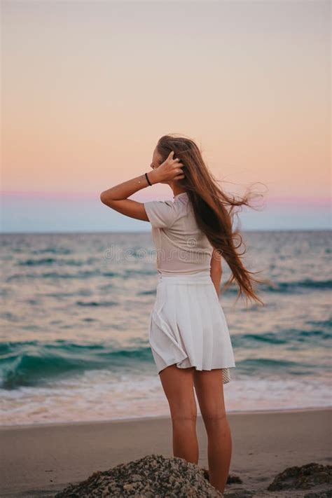 Adorable Petite Fille Joyeuse Sur La Plage Au Coucher Du Soleil En