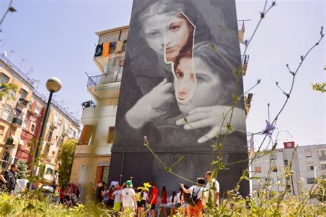 Napoli Il Murale Di 20 Metri Ispirato A L Amica Geniale La Repubblica