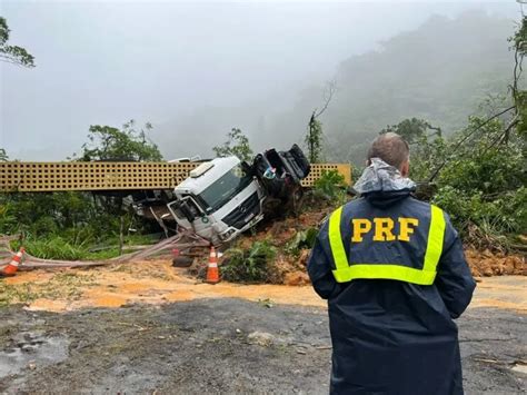 Seis pessoas são resgatadas vida de deslizamento na BR 376