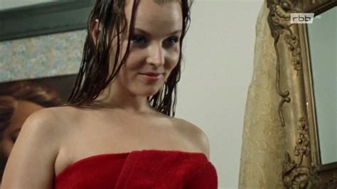 Naked Vaile Fuchs In Mord In Bester Gesellschaft