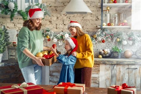 Familia preparándose para navidad Foto Premium