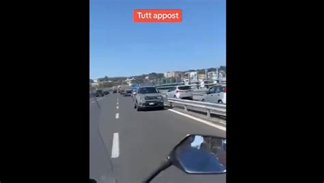 Suv In Retromarcia Sulla Tangenziale Di Napoli Video Sui Social