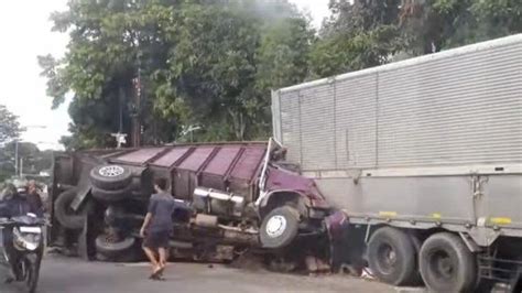 BREAKINGNEWS 2 Truk Dan 1 Mobil Terlibat Kecelakaan Di Bawen Kabupaten