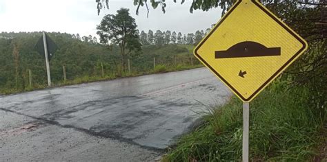 DER MG instala quebra molas na MG 129 por conta de erosão na pista e