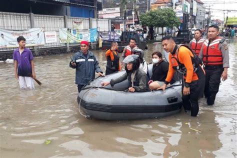 Hujan Deras Disertai Petir Landa Denpasar Permukiman Di Jalan Pura