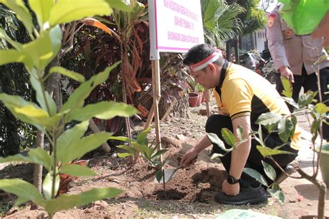 Tanam Pohon Kombes Pol Buher Wujud Komitmen Polresta Malang Kota