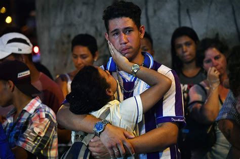 Jornal Correio Corpos de vítimas de massacre em escola são velados em