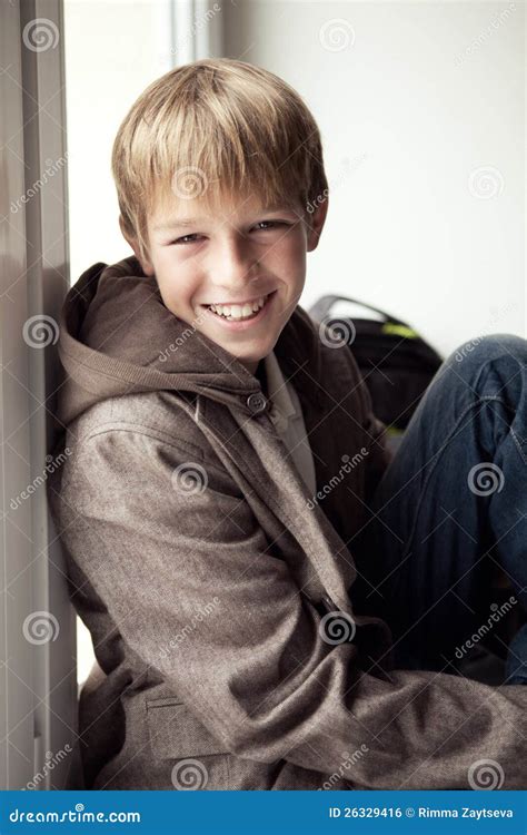 Retrato Del Adolescente Feliz Al Aire Libre Foto De Archivo Imagen De