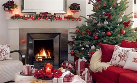 Traditional Christmas Decor in Red and Green – Adorable Home