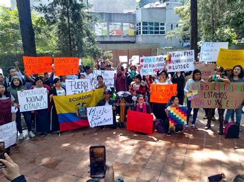 Ecuador Se Manifiestan Frente A La Embajada De Ecuador En Solidaridad