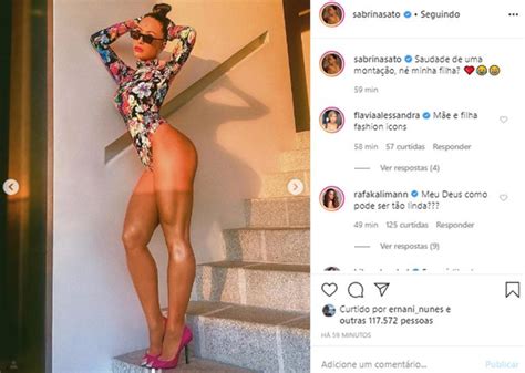 Sabrina Sato elege body cavadíssimo e deixa a virilha totalmente de