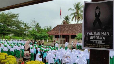 Berduka Atas Tragedi Kanjuruhan Siswa Siswi Di Kediri Gelar Doa