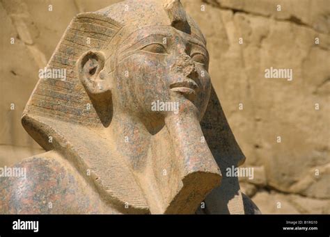 Estatua De Ramses Ii En El Templo De Karnak Luxor Egipto Frica