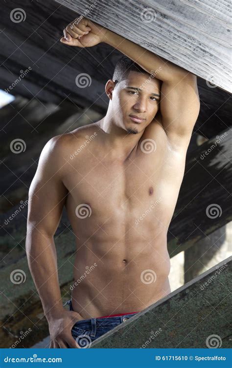 Le Jeune Homme Beau Pose Dehors Chested Nu Photo Stock Image Du