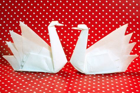 Napkin Folding - Swan :: Video Origami :: English :: Origamisan