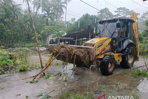 Semen Padang Salurkan Air Bersih Bagi Korban Banjir Antara News