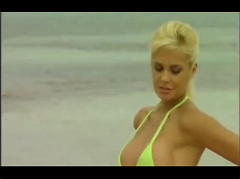 Lucia Lapiedra Nue Sur La Plage En Micro Bikini XVIDEOS