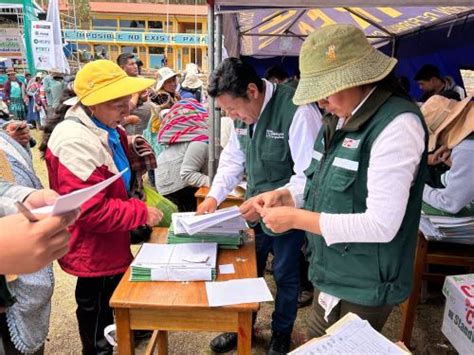 Puno entregan 8 380 títulos rurales a productores de ocho provincias