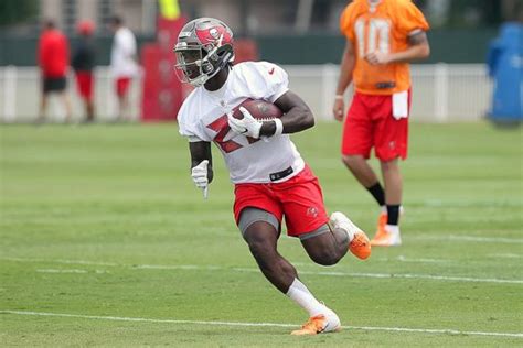 Reception Projection For Bucs Rookie RB Jones Pewter Report