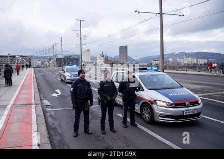 Linz Sterreich Diciembre De Polizei Bei Einem Protesta Auf