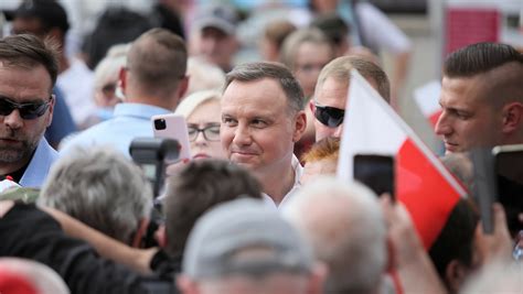 Wybory prezydenckie 2020 Sondaż Duda wygrywa I turę II przegrywa