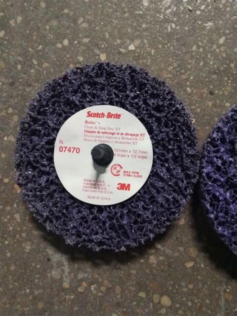 3M 07470 SCOTCH BRITE ROLOC CLEAN AND STRIP DISC XT EXTRA COARSE 2 Pcs