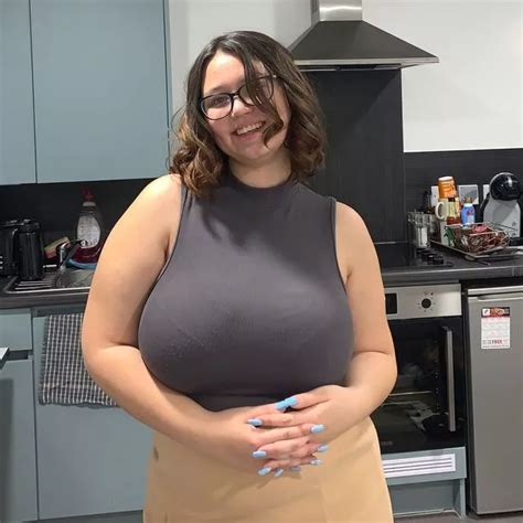 Trainee Teacher With 32K Breasts Told To Lose 3st If She Wants NHS