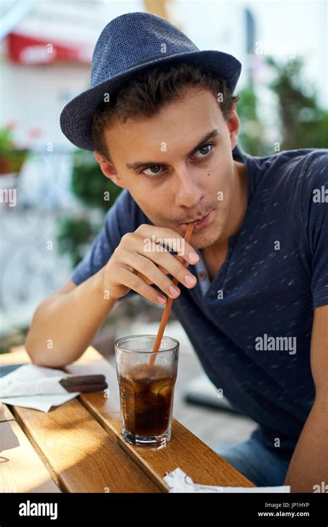 Ni O Bebiendo Coca Cola Fotograf As E Im Genes De Alta Resoluci N Alamy