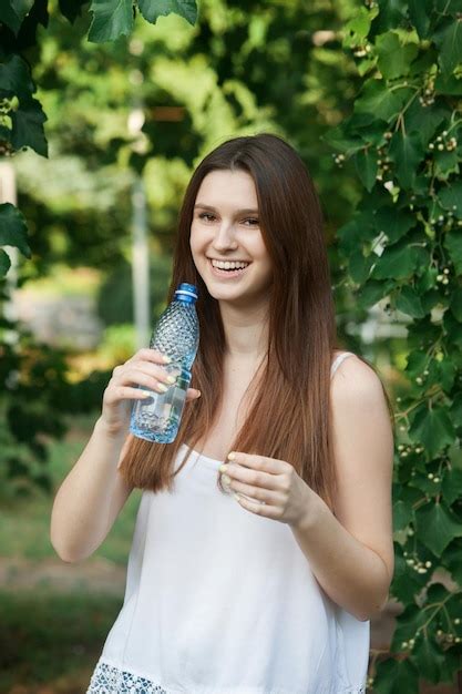 Mujer Hermosa Joven Bebiendo Agua De Una Botella De Pl Stico En El