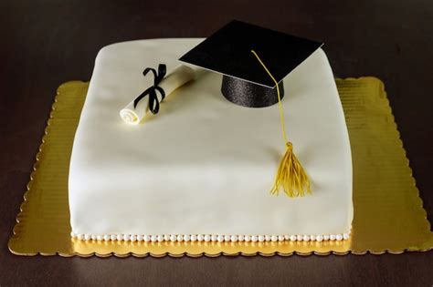 Premium Photo Graduation Fondant Cake With Hat And Diploma Decoration