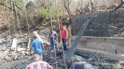 Alcalde de Nocupétaro supervisa la construcción de puentes para mejorar