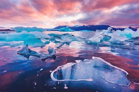 Icebergs En La Laguna Glacial De Jokulsarlon Foto De Archivo Imagen