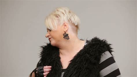 Pose Blonde Bizarre De Dame Clips Vidéos Vidéo du fille complètement 67399773