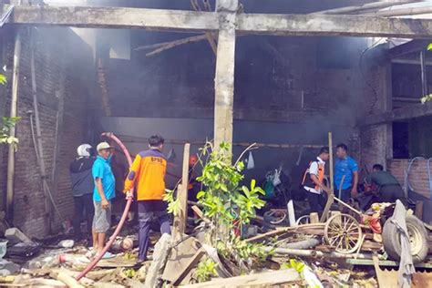 Diduga Akibat Buang Puntung Rokok Sembarangan Gudang Di Undaan Kudus