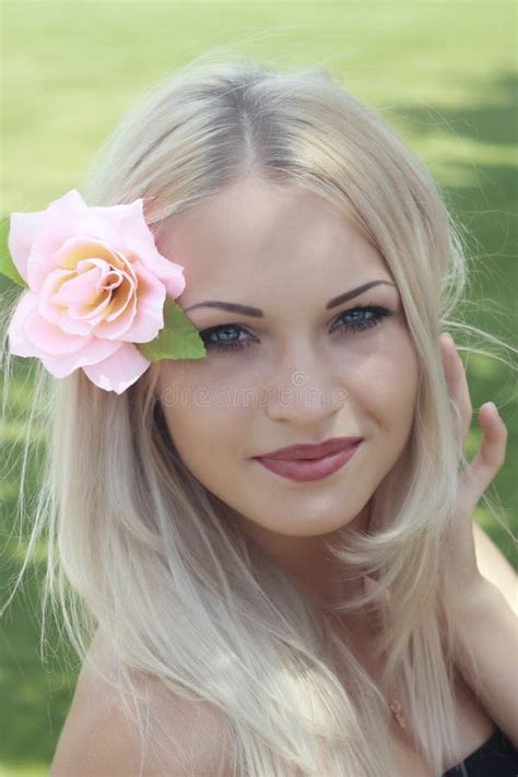 Belle Fille Blonde De Il Bleu Photo Stock Image Du Renivellement Sain