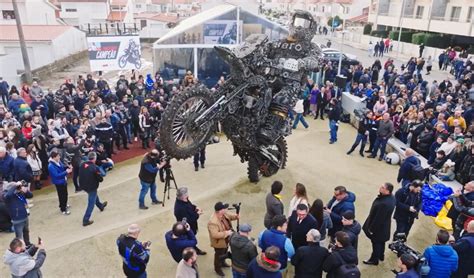 Esposende Emo O E Aplausos Na Inaugura O Da Est Tua Memorial Do