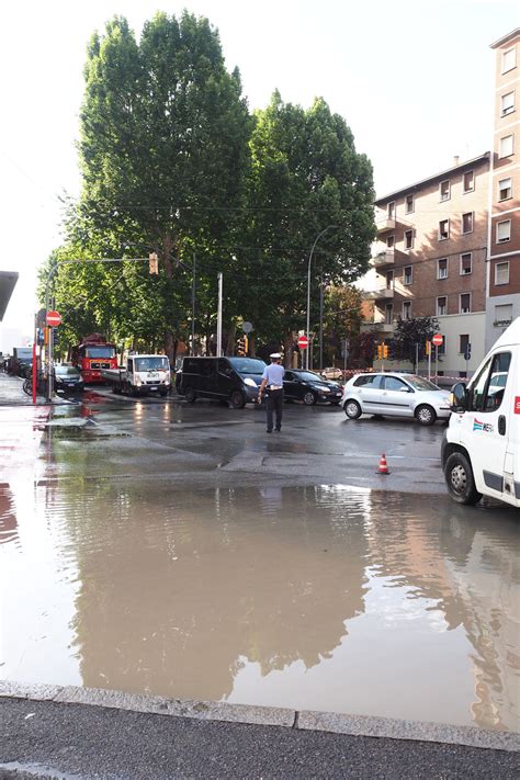 Bologna Tubo Rotto Allagata Via Ferrarese CorrierediBologna It