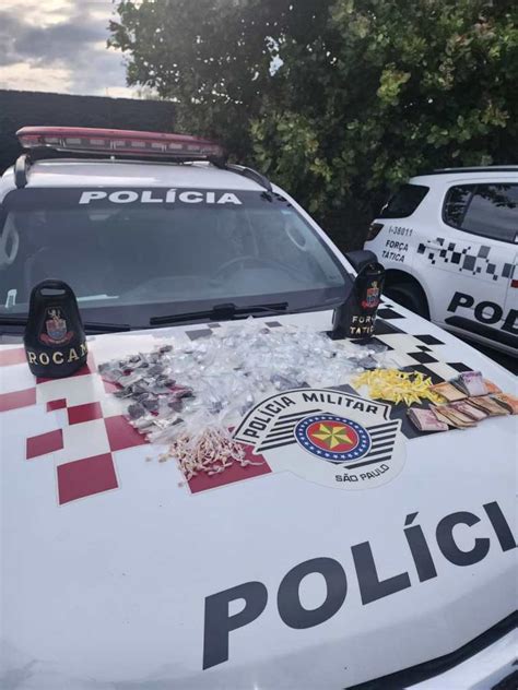 PM apreende maconha cocaína haxixe crack e R 1 1 mil na Vila Pureza