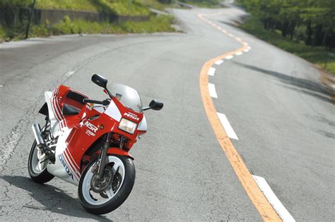 昭和61年 Honda Nsr250r昭和60年 Yamaha Tzr250昭和58年 Suzuki Rg250Γ】2ストレーサーレプリカ