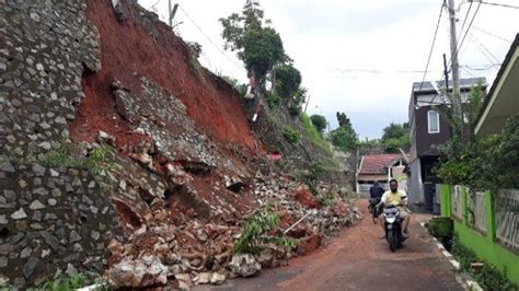 Hujan Deras Sebabkan Longsor Di Dua Titik Di Perumahan Vila Dago