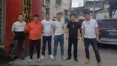 男子砸车玻璃盗窃用雨伞遮面，警方综合研判抓获嫌疑人七环视频澎湃新闻 The Paper