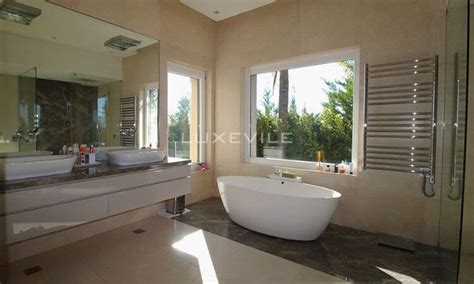 Luxury Bathroom Decorations for a Relaxing Spa Experience