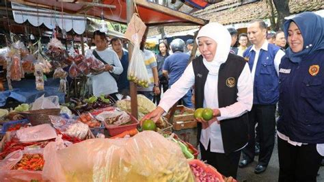 Blusukan Ke Dua Pasar Di Mojokerto Gubernur Khofifah Pastikan Stok