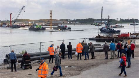 Video Kabel Breekt Tunneldeel Slaat Tegen De Kade Afzinkoperatie