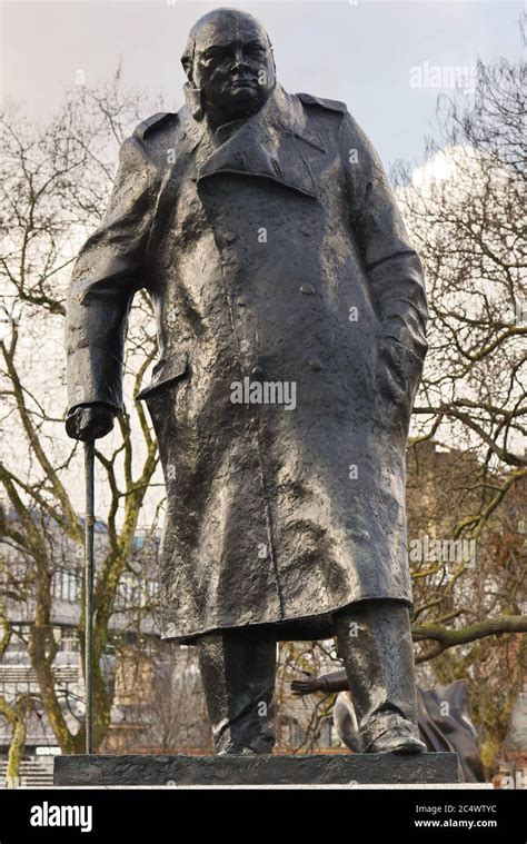 La Statue De Monsieur Winston Churchill Sur La Place Du Parlement