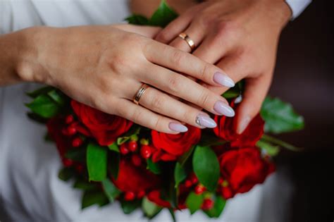 Tampilan Closeup Tangan Pengantin Baru Memegang Buket Pernikahan Berwarnawarni Pengantin Wanita ...